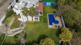 Beautiful house with swimming pool, jacuzzi, pickleball court and steam room - 4