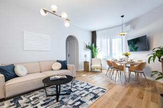 Stunning Views 3BR Sunny Flat - 3 Superb Balconies - 6