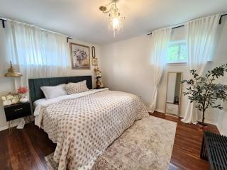 4-BR House, walkable distance to Michigan Stadium! - 7
