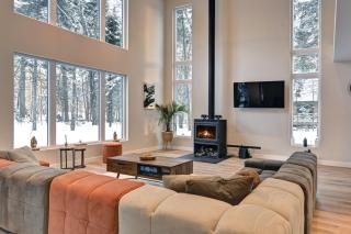 Modern Luxury 4-Bedroom Home by Mont-Tremblant Ski Resort - 3