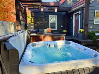 Broad Ripple Getaway, Hot Tub, King Bed, Walk to Shops, Bike the Monon - Indianapolis - 7