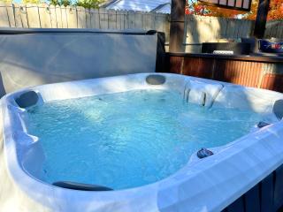 Broad Ripple Getaway, Hot Tub, King Bed, Walk to Shops, Bike the Monon - Indianapolis - 6