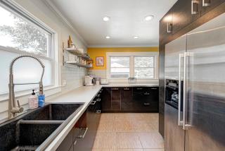 Perfect Broad Ripple Retreat with Hot Tub, King Bed, near DT & Children's Museum, Pet Friendly Fenced Backyard - Indianápolis - 1