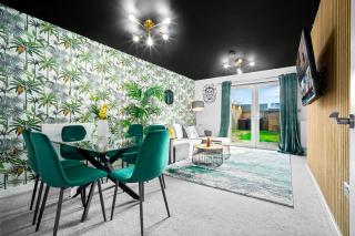 2 Bed House with Garden - Sleeps 7 - Salford - Manchester - FREE PARKING - 3 Double Beds & 1 Single - FREE NETFLIX & Fast WIFI - 6 min to City Centre, Close to Trafford Centre, Etihad Stadium, Manchester Arena, Clubs & more - 9