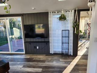 Catch the end of Summer! Cute, comfy, quiet Hillsboro Bungalow - 3