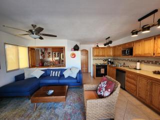 Beach Eateries Shops 10 min walk Golf view - 8