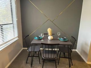 Midnight Gold Retreat near Medical Center and SeaWorld - San Antonio - 6
