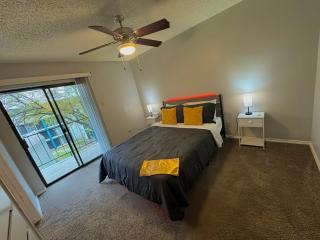 Midnight Gold Retreat near Medical Center and SeaWorld - San Antonio - 9