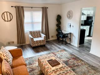 Studio B -Cozy home mins from Airport, Uptown and Downtown - 0