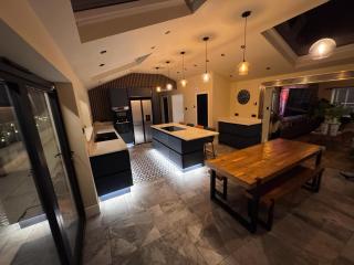 Newly Refurbished, High spec 4 Bdrm - 8