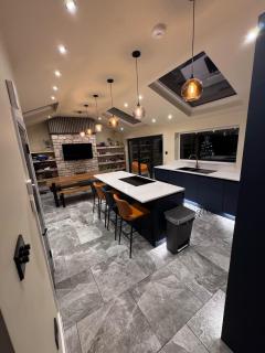 The Bungalow by The Garden Spa Stays, 4 bed, Sauna - Hot Tub - Ice Bath - 4