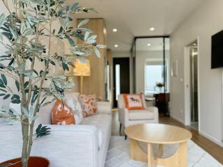 City Haven Retreat - Stylish 2BR Townhouse vs AC & Backyard - 9