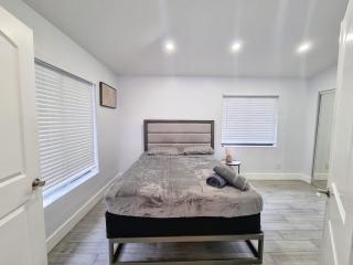 Downtown Hollywood - 3 miles to Beach - Sleeps 8 - 3