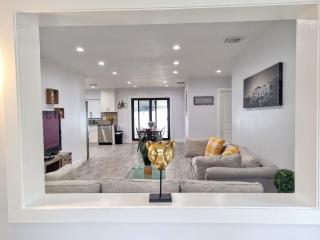 Downtown Hollywood - 3 miles to Beach - Sleeps 8 - Hollywood - 0