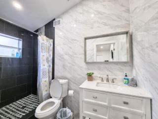 Downtown Hollywood - 3 miles to Beach - Sleeps 8 - Hollywood - 5