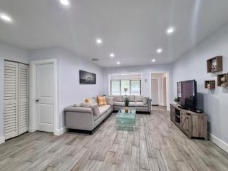 Downtown Hollywood - 3 miles to Beach - Sleeps 8 - 1