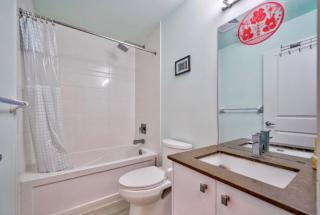 Entire condo 2 bedroom Budget Stay Walk to Subway - Toronto - 6