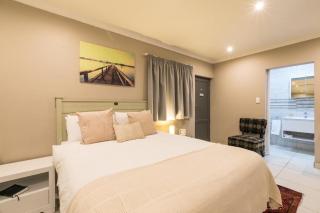 Lillys Studio with back up power - Johannesburg - 4