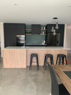 Modern and Spacious 4 bedroom Home only 2yo - New Plymouth - 0
