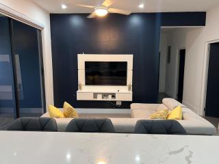 Luxury Executive Condo - Runaway Bay - 4