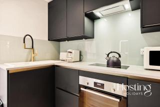 Central Henley Apartment - Freestanding Bath in Bedroom - 9