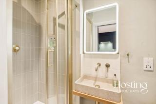 Central Henley Apartment - Freestanding Bath in Bedroom - 2