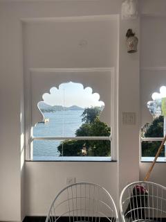 THE WHITE HOUSE On LAKE PICHOLA TWH - 8