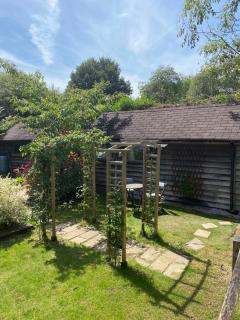 The Tool Shed nestled in idyllic countryside - Linchmere - 9