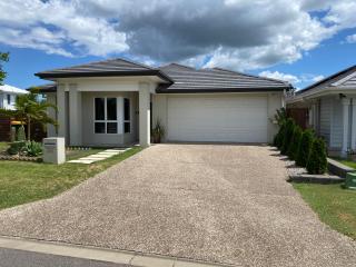 Modern Four Bedroom Holiday Home Available in Deebing Heights - 8
