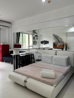 Beach condos at Pico de Loro Cove - Wi-Fi & Netflix, 42-50''TVs with Cignal cable, Uratex beds & pillows, equipped kitchen, balcony, parking - guest registration fee is not included - Nasugbu - 6