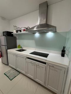 Beach condos at Pico de Loro Cove - Wi-Fi & Netflix, 42-50''TVs with Cignal cable, Uratex beds & pillows, equipped kitchen, balcony, parking - guest registration fee is not included - Nasugbu - 7