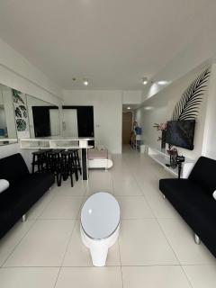 Beach condos at Pico de Loro Cove - Wi-Fi & Netflix, 42-50''TVs with Cignal cable, Uratex beds & pillows, equipped kitchen, balcony, parking - guest registration fee is not included - Nasugbu - 8