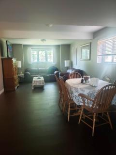 3 Bedroom basement unit with Free Parking WiFi - Windsor - 2