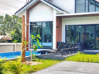 Sunny Petite Villa Close to Beach - 0