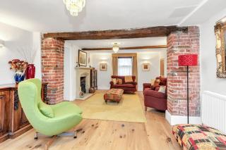The Fabulous Glen - sleeps up to 10 people with parking for 4 vehicles - 6