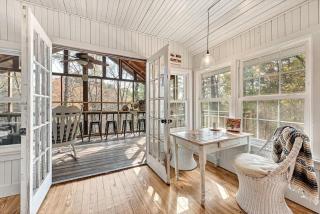Gwen's Nest- a unique luxury family cottage in the woods - Siloam Springs - 0