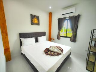 Sunny Petite Villa Close to Beach - 7