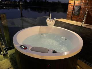 Rivers stays with hot tub - Southampton - 6