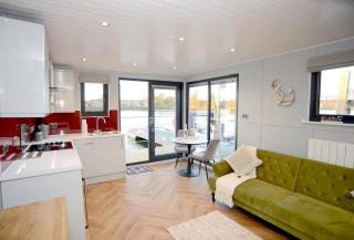 Rivers stays with hot tub - 1