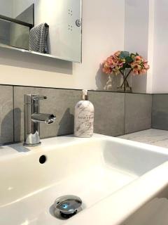 1 bedroom suite in Holt with parking - 1