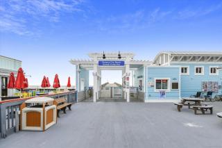 Cozy Holiday Hideaway, Sleeps 4! Steps to the Beach! Renovated 2021 condo - Panama City Beach - 8