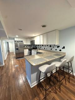 CENTRAL & COMFY 2 BEDROOM I WEST LOOP I FREE PARKING o - Chicago - 8