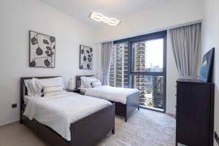 Steps to Dubai Mall & Burj, Ideal Home in Downtown - Dubai - 5