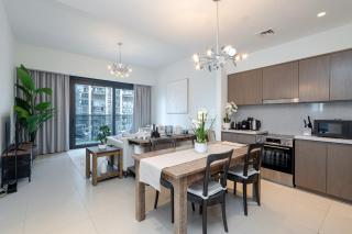 Steps to Dubai Mall & Burj, Ideal Home in Downtown - Dubai - 8