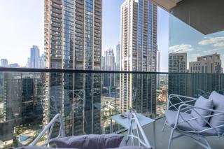 Steps to Dubai Mall & Burj, Ideal Home in Downtown - Dubai - 3