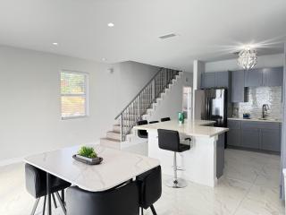 Modern Miami Retreat, Hot Tub and Gazebo Oasis - Miami - 7