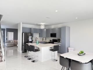 Modern Miami Retreat, Hot Tub and Gazebo Oasis - Miami - 6