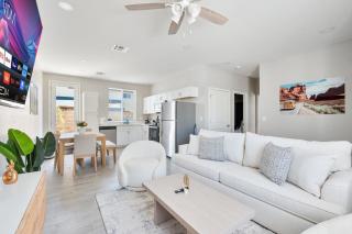 Elegant 2-Bed, 2-Bath Suite with Free Parking, Wash, and Dryer - Glendale - 8