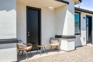 Elegant 2-Bed, 2-Bath Suite with Free Parking, Wash, and Dryer - Glendale - 7