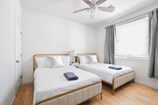 Elegant 2-Bed, 2-Bath Suite with Free Parking, Wash, and Dryer - Glendale - 5